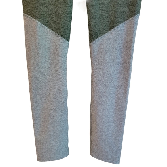 Outdoor Voices Two Toned Warmup 3/4 Leggings - Picture 3 of 9